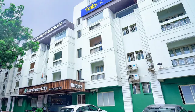 FabHotel Green City
