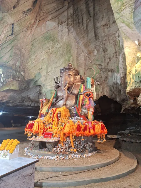 Tham Nam Lod Khao Daeng