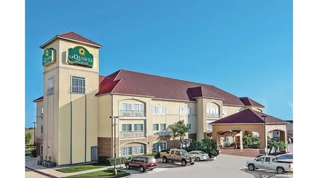 La Quinta Inn & Suites by Wyndham Mercedes Outlet Mall
