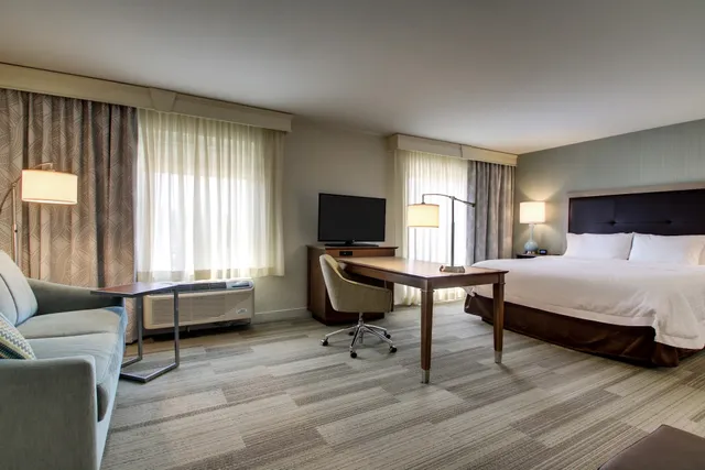 Hampton Inn & Suites Milwaukee West