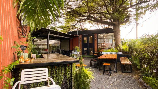 Holic Haus cafe&garden โฮลิคเฮ้าส์ คาเฟ่แอนด์การ์เด้น