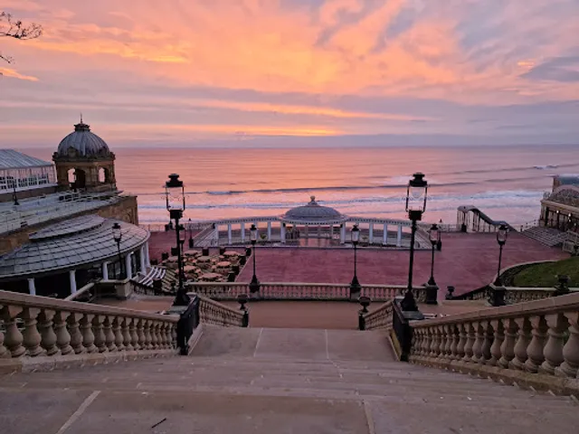 The Sun Court Suite / Café