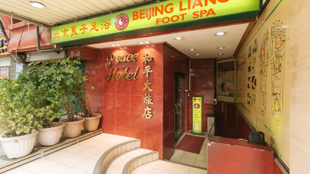 Peace Hotel by RedDoorz