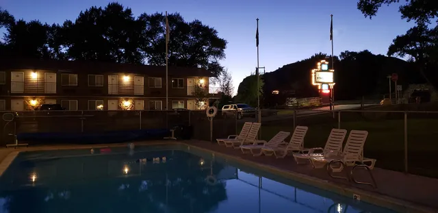 Stagecoach Inn & Suites