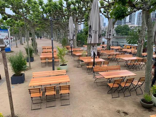 MAIN TERRASSE - Sommerterrasse mit Skyline-Blick