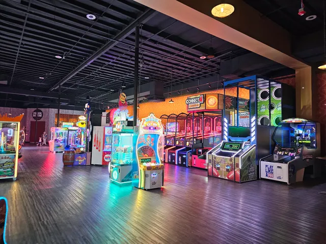 Roadies | Lanes + Games + Gastropub