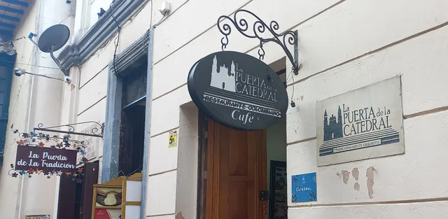 La PUERTA de la CATEDRAL