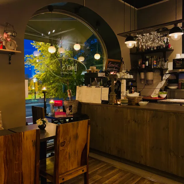 Lio's Café Bar
