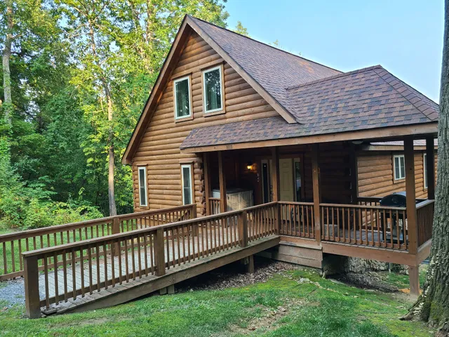 Lost Paddle Cabin in Shenandoah Woods