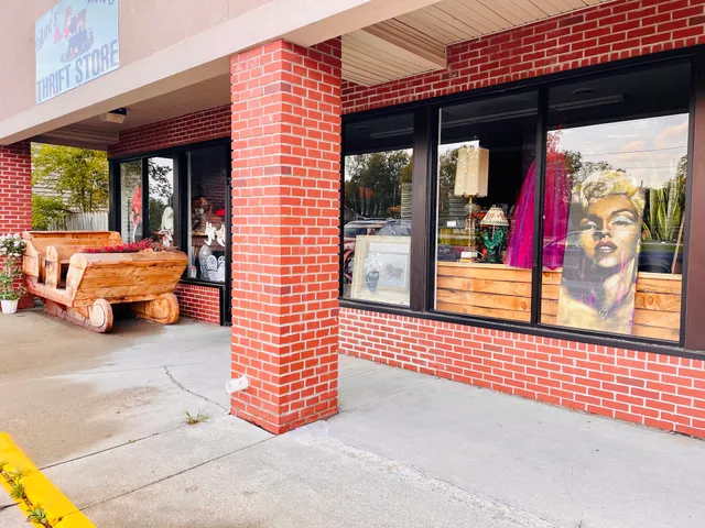 Rae's Retro Thrift Resale