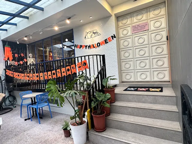 Lazzy Cafe Pet-Friendly Restaurant