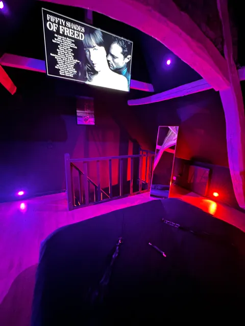 Redroom loveroom Red Room love room Valenciennes Cambrai Spa Privatif Coupleambiance 50 nuances de grey : Suite de charme insolite & romantique Jacuzzi Week-end amoureux/couple Valenciennes nord