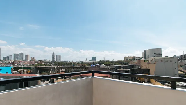 RedDoorz Plus near Uptown BGC Mall