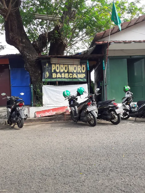 Shelter koi timur ( keluarga ojol indonesia)