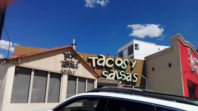 Tacos y Salsas
