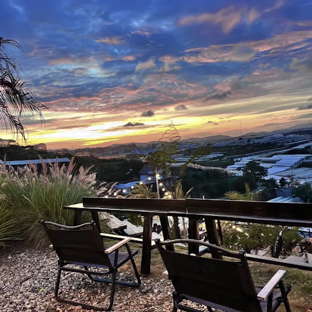 Tiệm cà phê Phía Trên Đồi