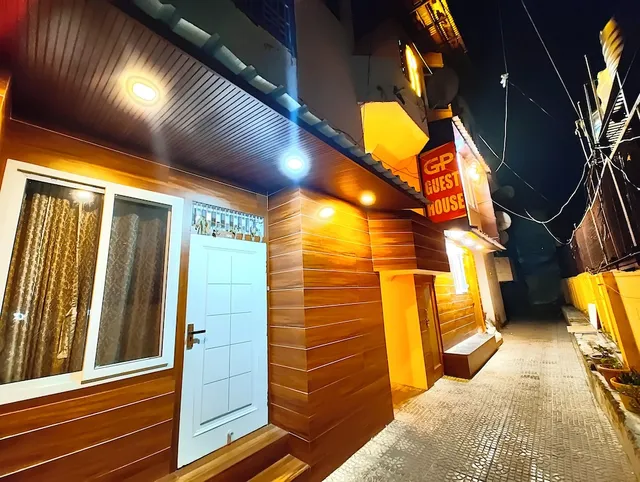 Goroomgo Naini Lake View Mall Road Nainital