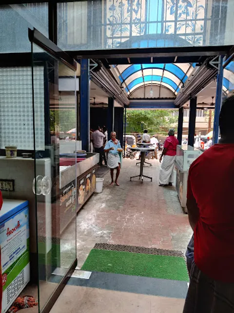 Ayngaran Hotel, Coffee & Bakery