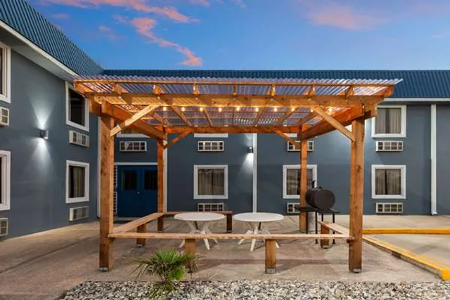 Super 8 by Wyndham Buffalo