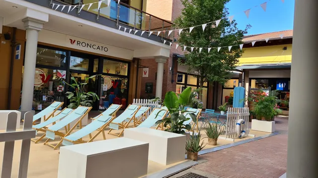 Castel Guelfo Plaza Retail Park - family shopping