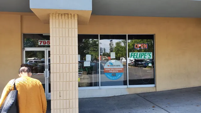 Grand Oaks Shopping Center