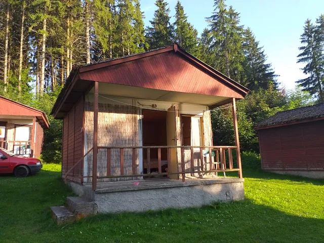 CHATY U PLÁŽE - LEVNĚ - JEZERO LIPNO