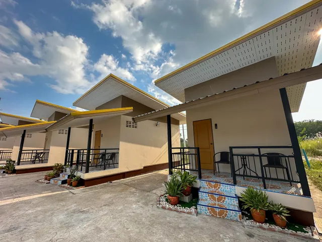 บ้านชมฟ้ารีสอร์ท & Chomfah Café