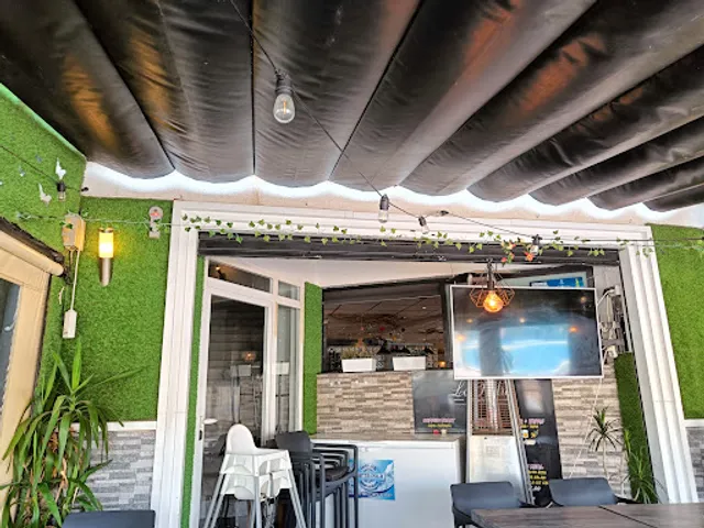 La Piedra Bar & Grill