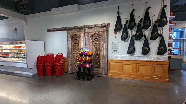 Lina's, Italian Piazza