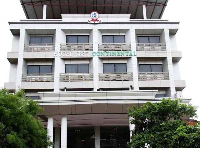 JEET Continental, Hotel