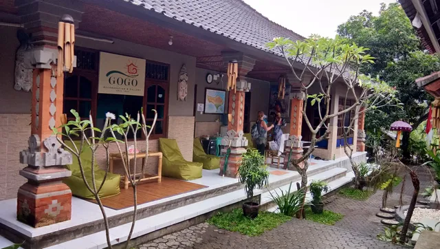 GOGO Backpackers House