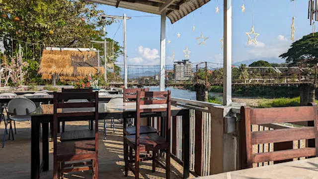 Namphet Khemsong Restaurant ຮ້ານອາຫານນໍ້າເພັດແຄມຊອງ