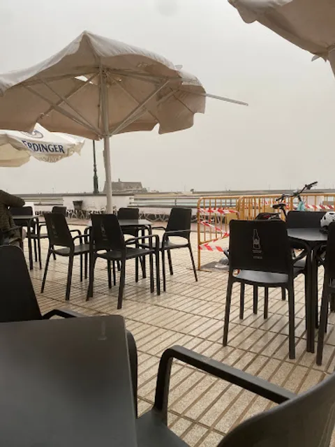 Parador Arrecife. Restaurante frente al mar