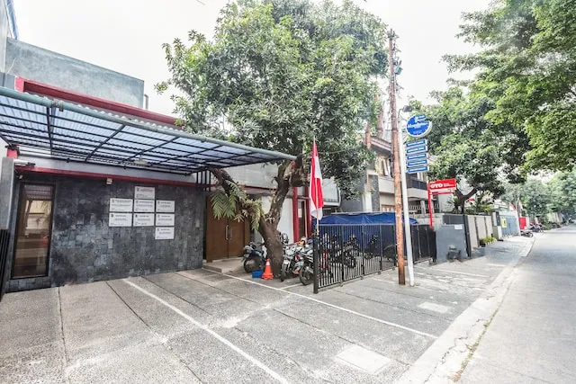 OYO 506 Moes Residence