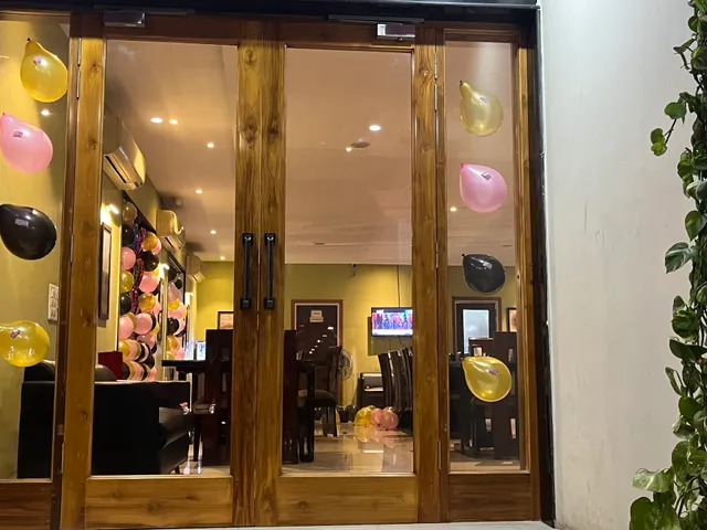 Lalli's Family Restaurant & Bar