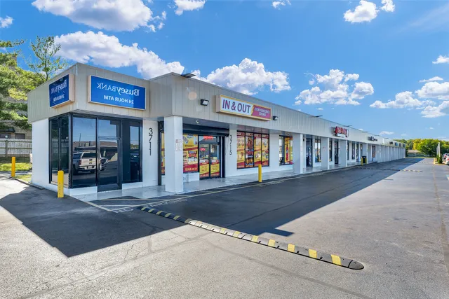 WoodMound Shopping Center