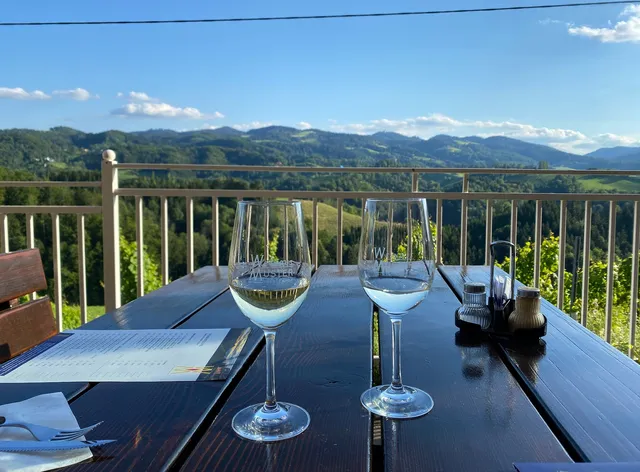 Muster Bernhard Weingut und Buschenschank + Gästezimmer