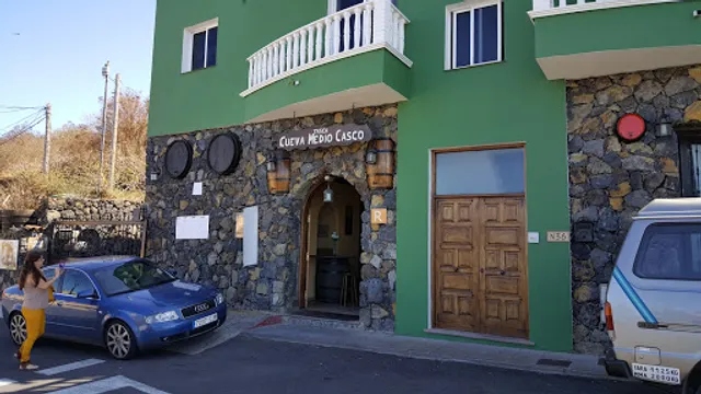 tasca cueva medio casco