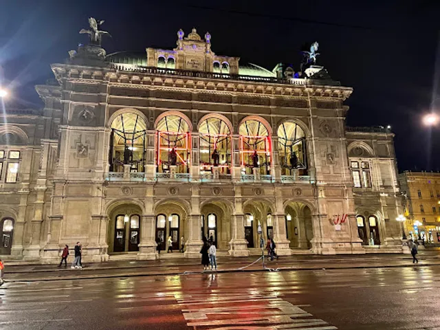L'opéra Restaurant and Cafe