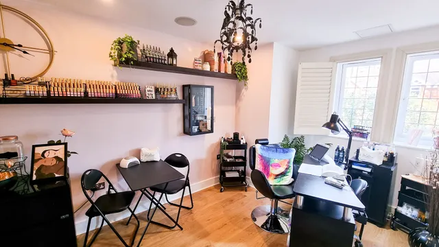 PrettyEdgy Nails - Nail & Education Studio