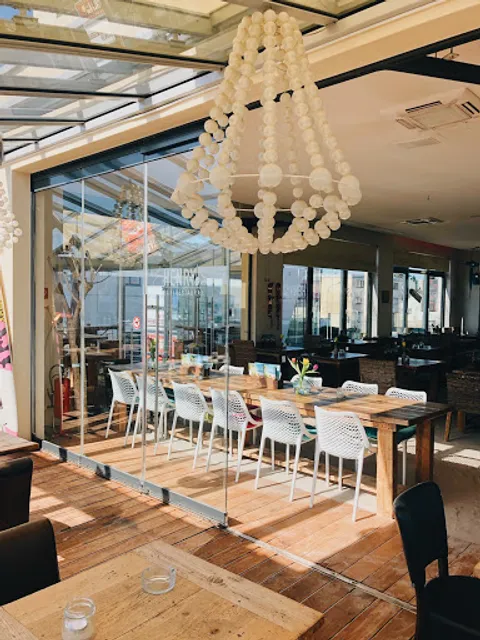 Henry's Sandbar & Restaurant