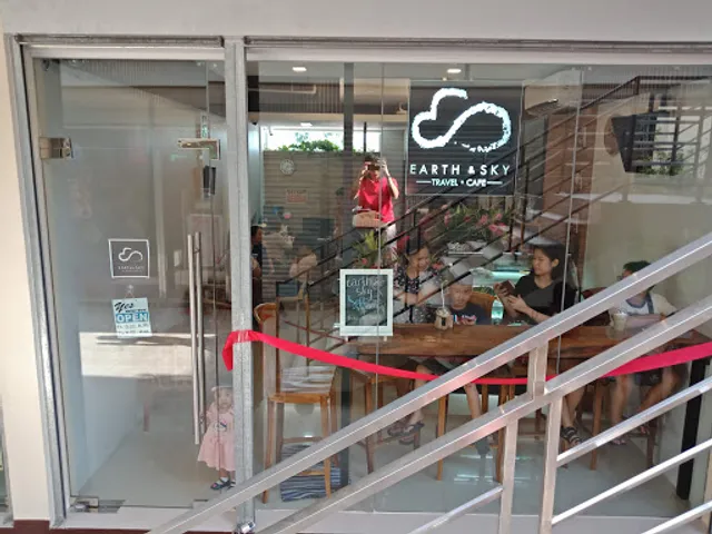 Earth & Sky - Travel and Café