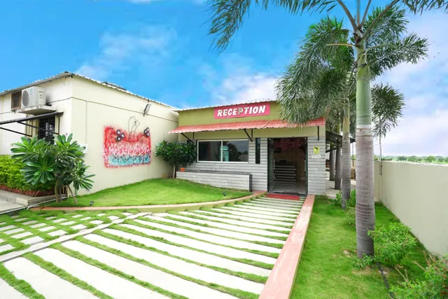 Crystal Palms Highway Resort