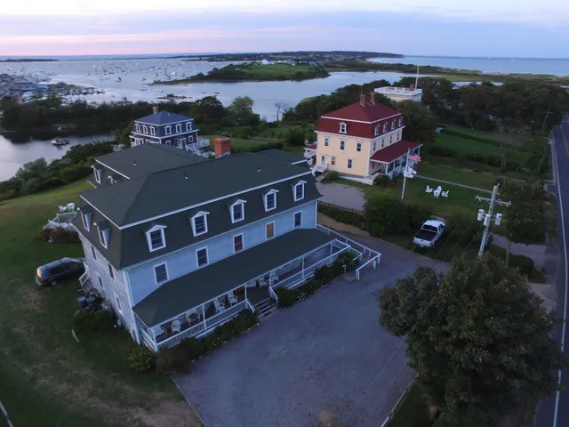 Payne's Harbor View Inn