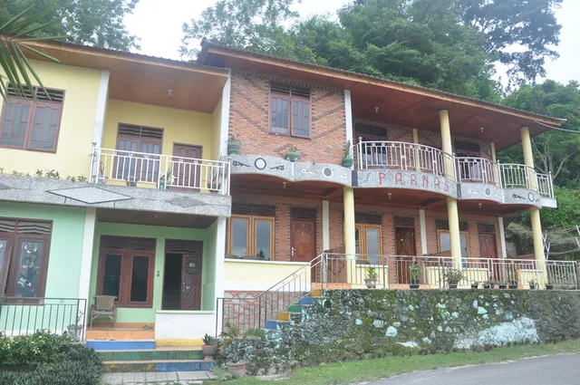 Parnas Homestay And Bar