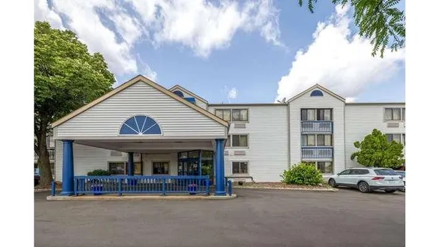 Travelodge by Wyndham Brooklyn Center