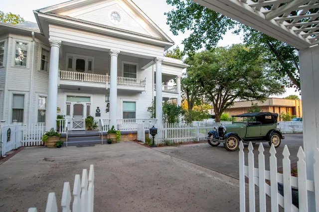 Historic Oaklea Mansion Bed & Breakfast