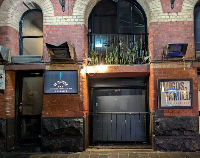 Amigos y Familia Hardware Lane