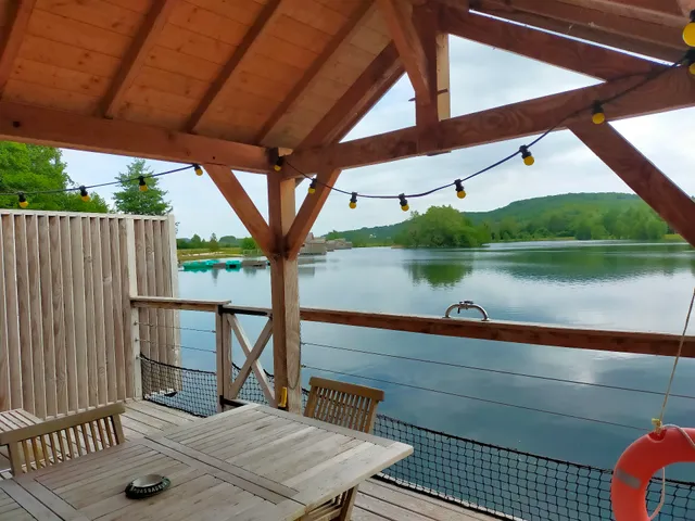 LES CABANES SUR L'EAU AVEC BAIN NORDIQUE