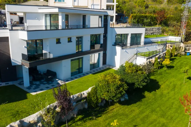 Graffit luxury houses